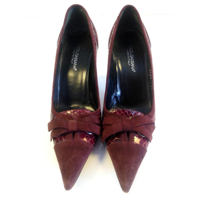 Dolce & Gabbana presents this sexy bordeaux snakeskin & suede leather pointy classic pumps with bow