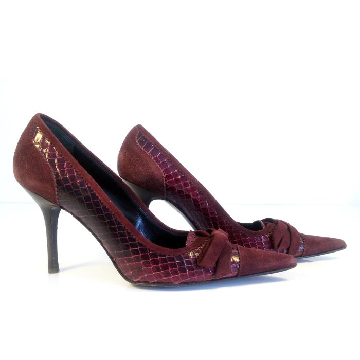 Dolce & Gabbana presents this sexy bordeaux snakeskin & suede leather pointy classic pumps with bow