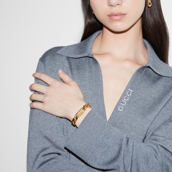 GUCCI Script logo-engraved gold-tone metal thick chain bracelet retails at 550$