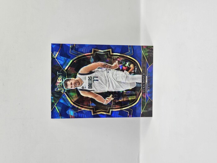 2022-23 Panini Select Basketball Luka Doncic blue cracked ice Concourse    No.51