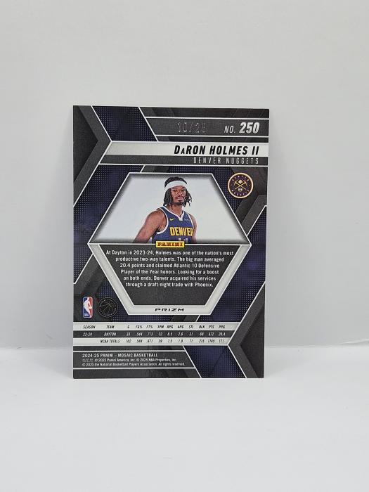 2024-25 PANINI MOSAIC DARON HOLMES II WHITE 10/25 ROOKIER