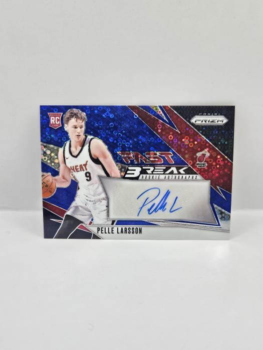 PANINI PRIZM ''FASTBREAK ROOKIE AUTOGRAPHS'' PELLE LARSSON BLUE FASTBREAK 30/49