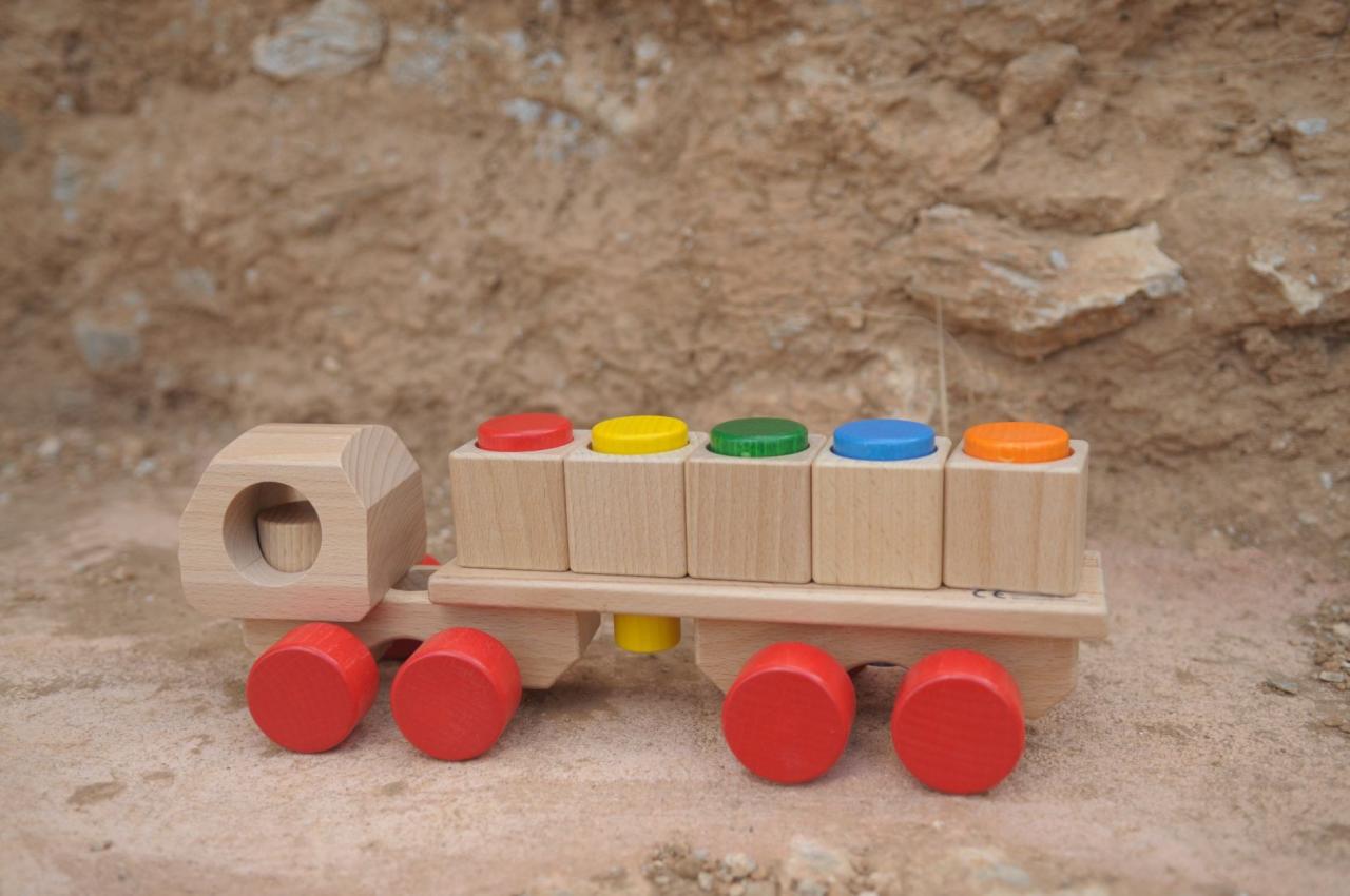 Wooden "Truck" with nic® construction material