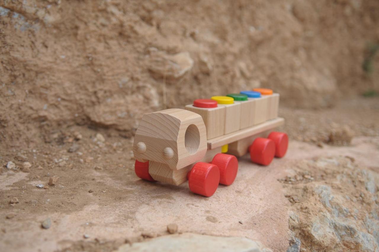 Wooden "Truck" with nic® construction material