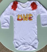 Φορμάκι λευκό μακρυμάνικο one αρκουδάκι Γουίνι με κόκκινα φρου φρου