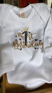 Φορμάκι λευκό μακρυμάνικο My 1st birthday / 1 μαύρο / καρδούλες και κορώνα χρυσό γκλίτερ 