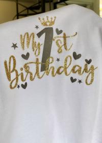 Φορμάκι λευκό μακρυμάνικο My 1st birthday / 1 μαύρο / καρδούλες και κορώνα χρυσό γκλίτερ 