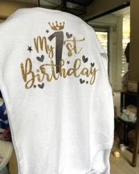 Φορμάκι λευκό μακρυμάνικο My 1st birthday / 1 μαύρο / καρδούλες και κορώνα χρυσό γκλίτερ 