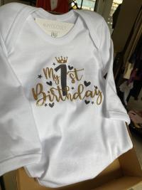 Φορμάκι λευκό μακρυμάνικο My 1st birthday / 1 μαύρο / καρδούλες και κορώνα χρυσό γκλίτερ 