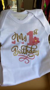 Φορμάκι λευκό My 1st Birthday / 1 ροζ και λουλούδι 