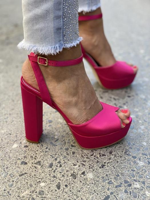 Πέδιλο σατινέ peep-toe με χοντρό τακούνι και λουράκι φούξια NW150