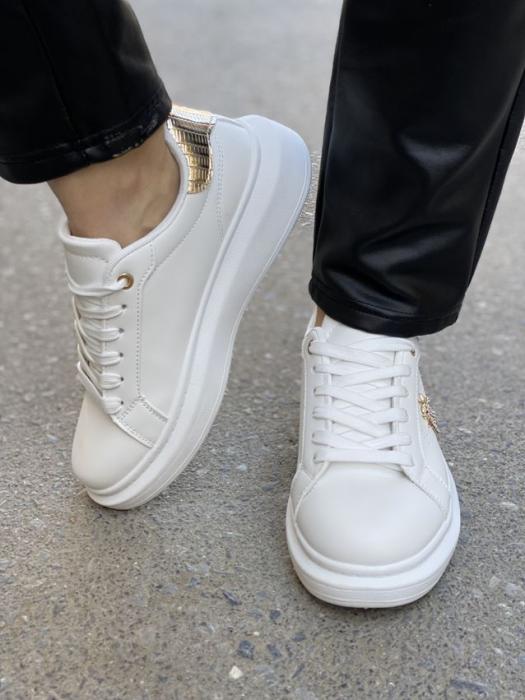 Sneaker δίσολο με αγκράφα και χρυσές λεπτομέρειες άσπρο-χρυσό C680