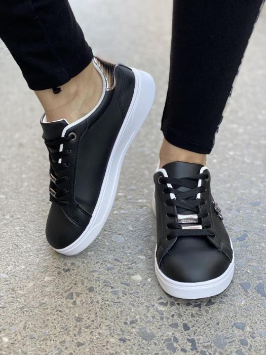 Sneaker με ανθρακί λεπτομέρειες και διακοσμητική αγκράφα μαύρο C691