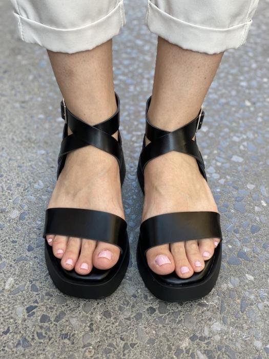 Flatform με χιαστί λουριά μαύρο A6095