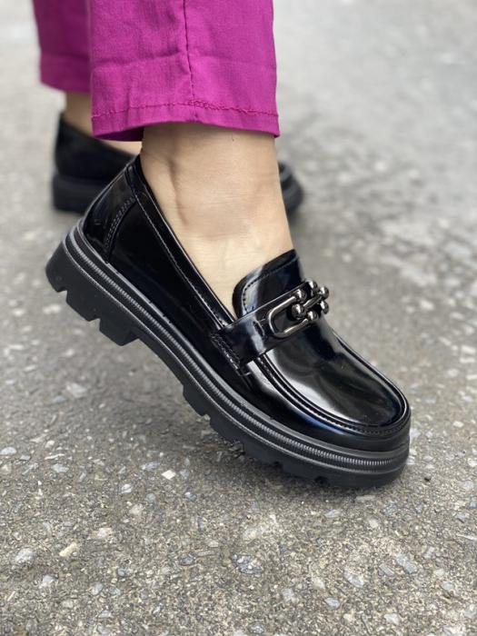 Loafer δερματίνη γυαλιστερό με μεταλλική αγκράφα μαύρο L6502