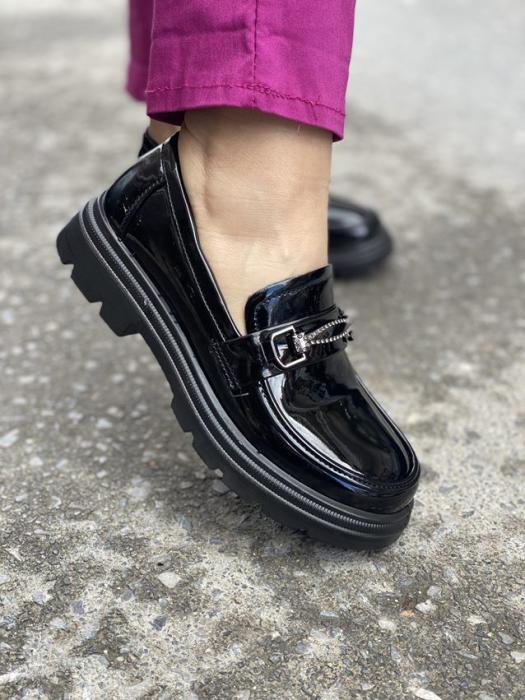 Loafer λουστρίνι με μεταλλική αγκράφα μαύρο L639
