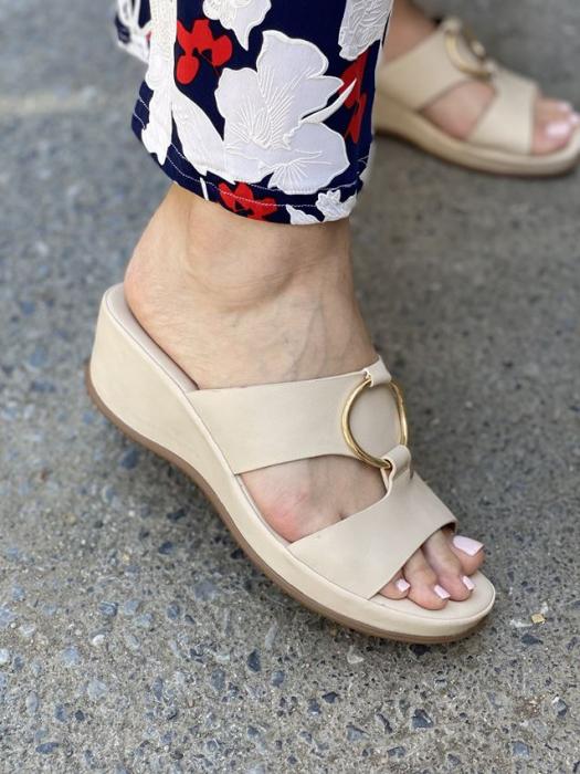 Μπέζ ανατομική flatform με ασημί διακοσμητικό G3971