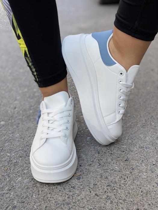 Sneaker δίπατο με διακοσμητική φιγούρα άσπρο-μπλε C3