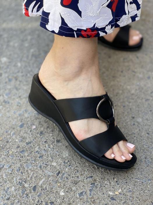 Μαύρη ανατομική flatform με ασημί διακοσμητικό G3971