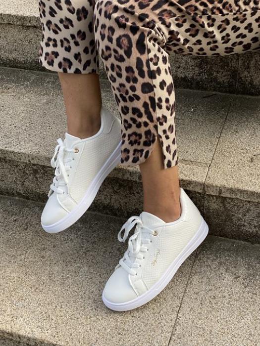 Άσπρο-ροζ χρυσό sneakers με ρόζ χρυσή λεπτομέρεια και κορδόνι BY0351