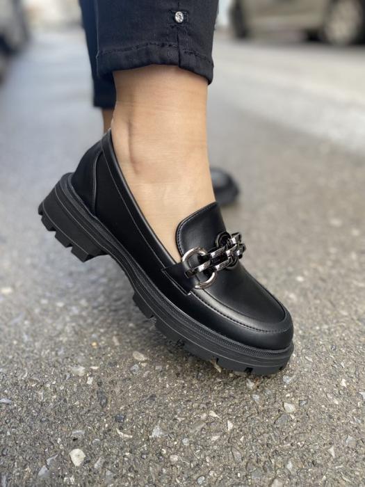 Loafer δερματίνη με μεταλλική αλυσίδα μαύρο W199