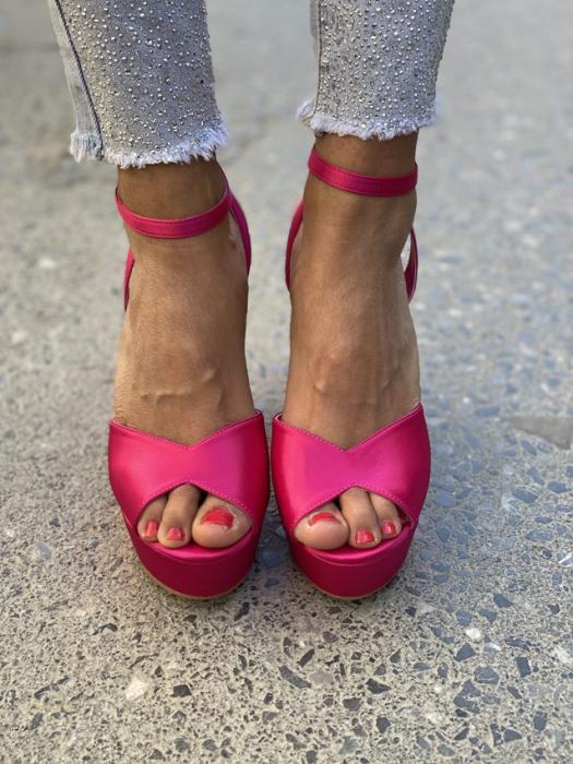 Πέδιλο σατινέ peep-toe με χοντρό τακούνι και λουράκι φούξια NW150