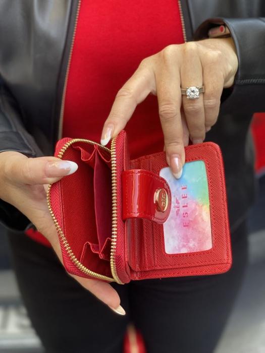 Πορτοφόλι λουστρίνι με ιδιαίτερο κούμπωμα κόκκινο R810