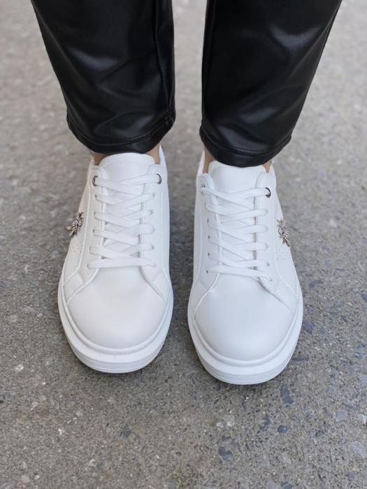 Sneaker δίσολο με αγκράφα και ασημί λεπτομέρειες άσπρο-ασημί C680