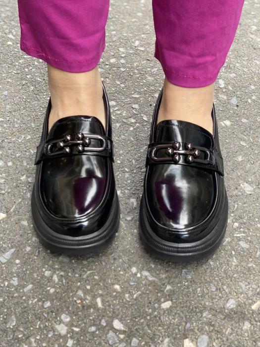 Loafer δερματίνη γυαλιστερό με μεταλλική αγκράφα μαύρο L6502