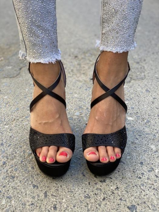 Πέδιλο σατινέ peep-toe με χοντρό τακούνι και στρας μαύρο NW158