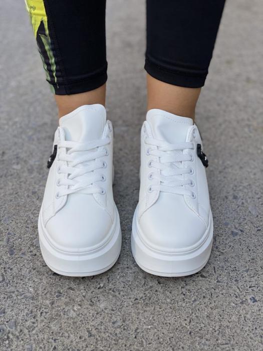 Sneaker δίπατο με διακοσμητική φιγούρα άσπρο-μαύρο C3