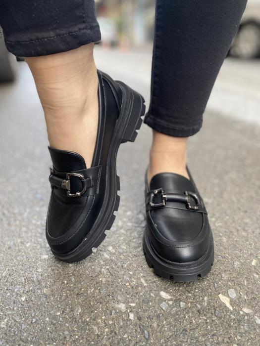 Loafer δερματίνη με μεταλλική αγκράφα μαύρο W260