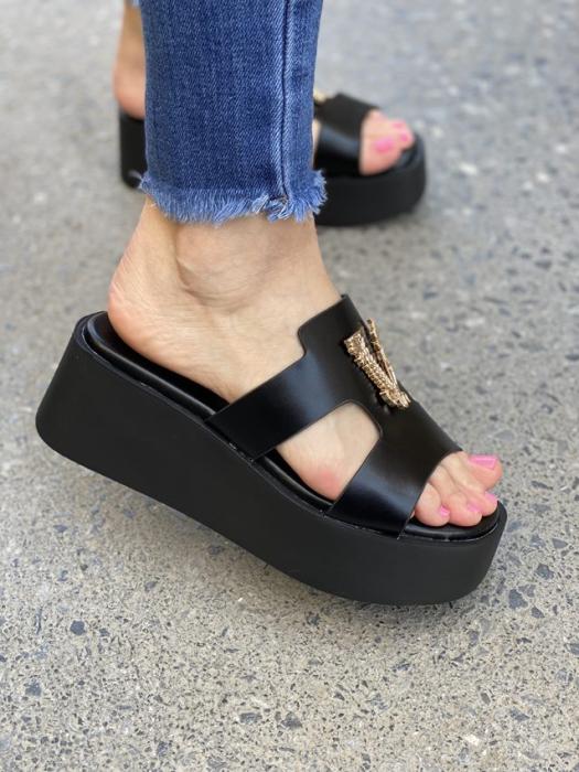 Μαύρη flatform με χρυσή διακοσμητική αγκράφα A6261