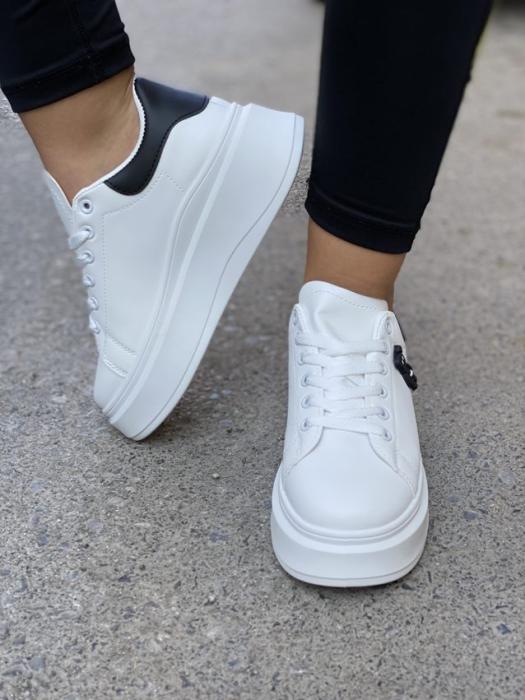 Sneaker δίπατο με διακοσμητική φιγούρα άσπρο-μαύρο C3
