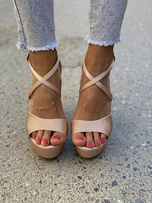 Πέδιλο σατινέ peep-toe με χοντρό τακούνι και στρας nude NW158