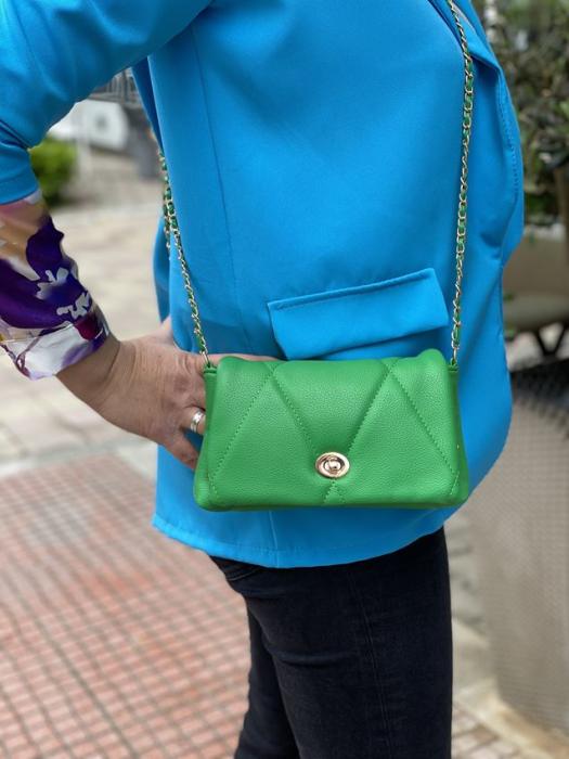 Τσαντάκι χιαστί καπιτονέ με χρυσές λεπτομέρειες πράσινη 9960608