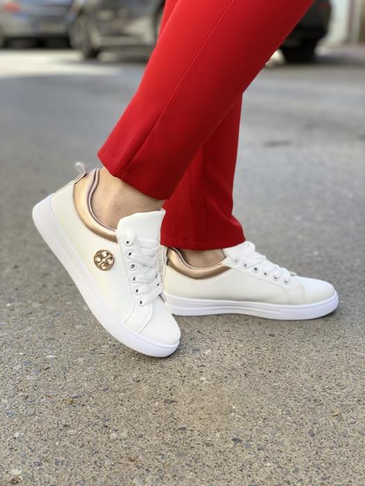 Άσπρο sneakers με ρόζ χρυσή λεπτομέρεια και κορδόνι BY0378