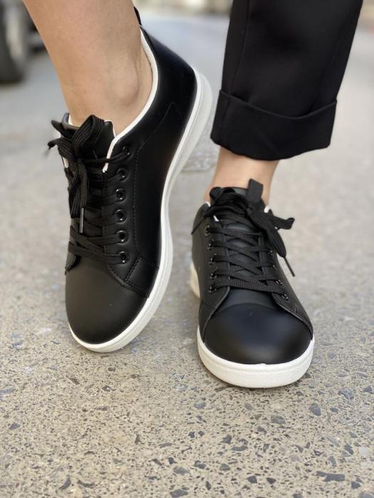 Μαύρο sneaker με ασπρες λεπτομέρειες B292