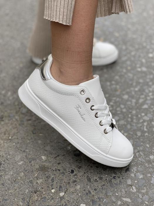 Άσπρο-ασημί sneakers και ασημί λεπτομέρειες με κορδόνι BY0351