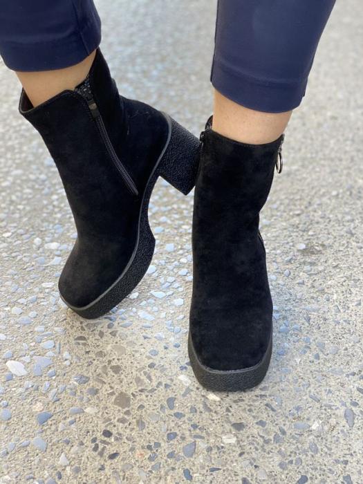 Μποτάκι suede με τακούνι και φερμουάρ στο πλάι μαύρο J7002