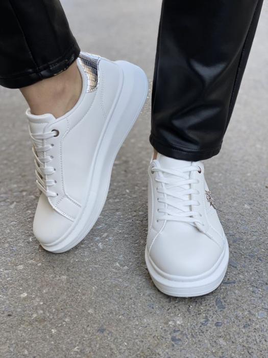 Sneaker δίσολο με αγκράφα και ασημί λεπτομέρειες άσπρο-ασημί C680