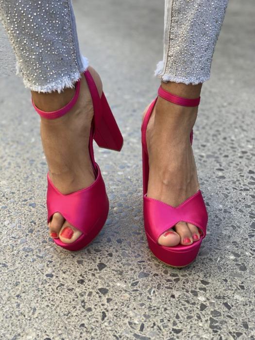 Πέδιλο σατινέ peep-toe με χοντρό τακούνι και λουράκι φούξια NW150