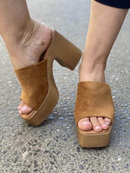ψηλά τσόκαρα με suede υφή κάμελ 738101
