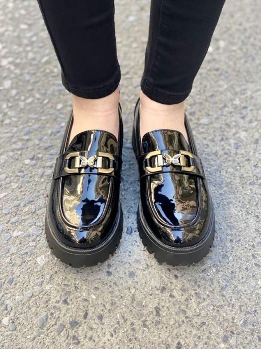 Μαύρο loafer λουστρίνι με χρυσή αγκράφα και τρακτερωτή σόλα W221