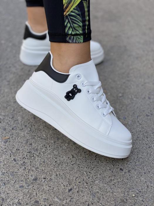 Sneaker δίπατο με διακοσμητική φιγούρα άσπρο-μαύρο C3