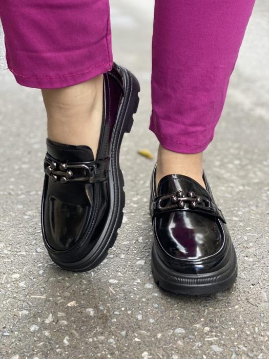 Loafer δερματίνη γυαλιστερό με μεταλλική αγκράφα μαύρο L6502