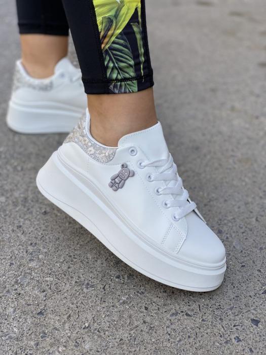 Sneaker δίπατο με διακοσμητική φιγούρα άσπρο-ασημί C3