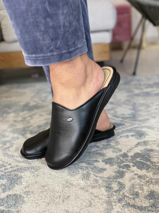 Μαύρη ανδρική ανατομική παντόφλα από δερματίνη 00510