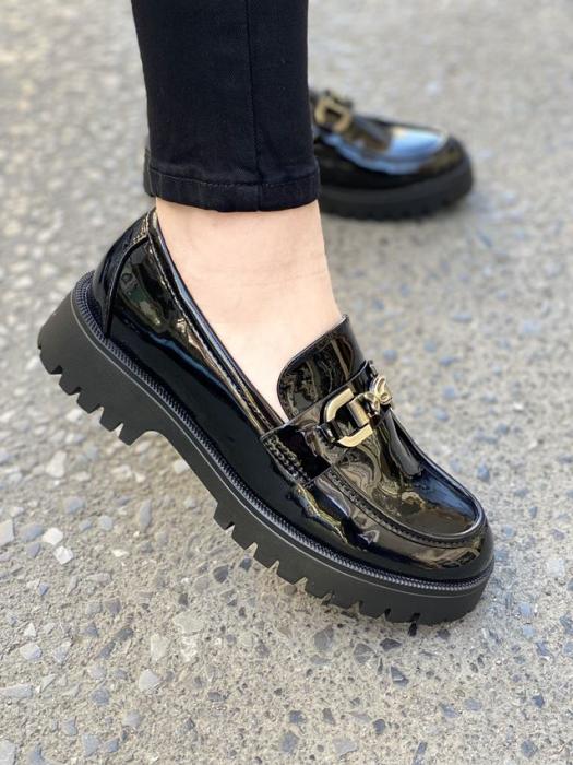 Μαύρο loafer λουστρίνι με χρυσή αγκράφα και τρακτερωτή σόλα W221