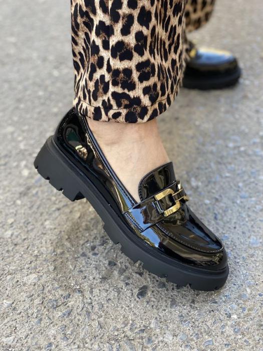 Μαύρο loafer λουστρίνι με χρυσή αγκράφα και τρακτερωτή σόλα W216